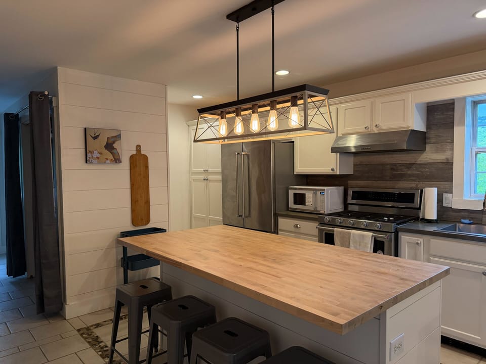 This homes kitchen is well equipped to handle family meals and label your stay with "Memories in the Making"