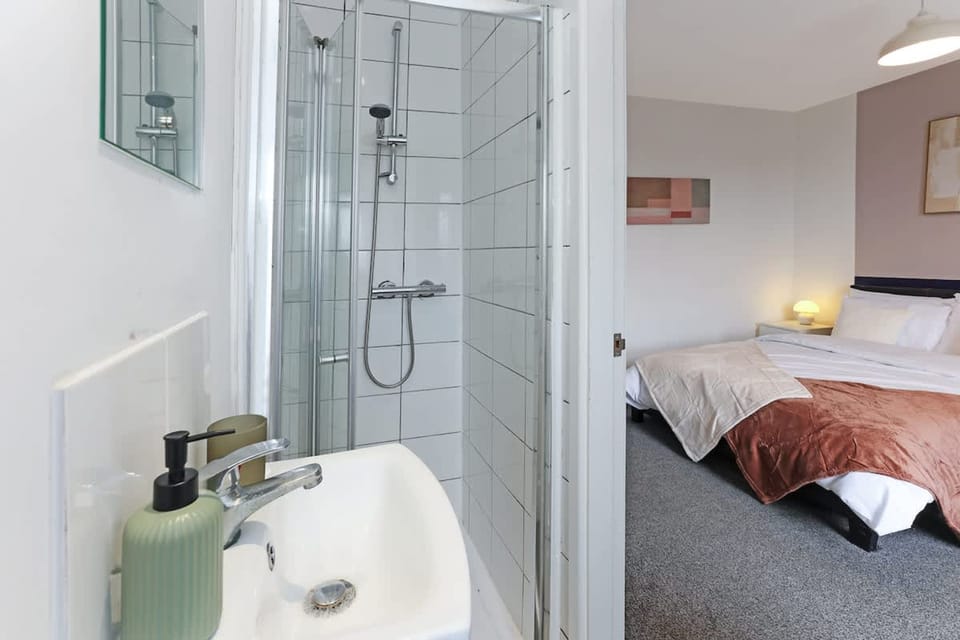 Perfect Booking 4 Bed Highfield House w 4 Baths House in Sheffield