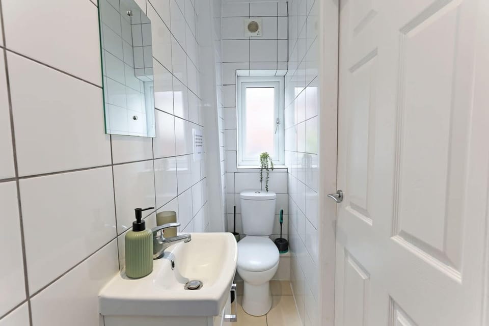 Perfect Booking 4 Bed Highfield House w 4 Baths House in Sheffield
