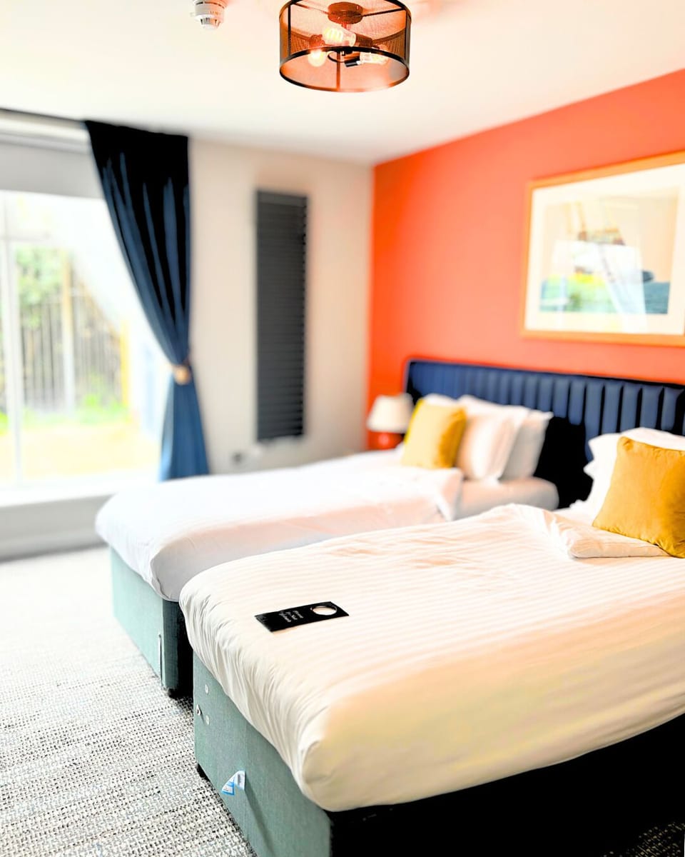 Deluxe Twin Room | Iron/ironing board, free WiFi, bed sheets