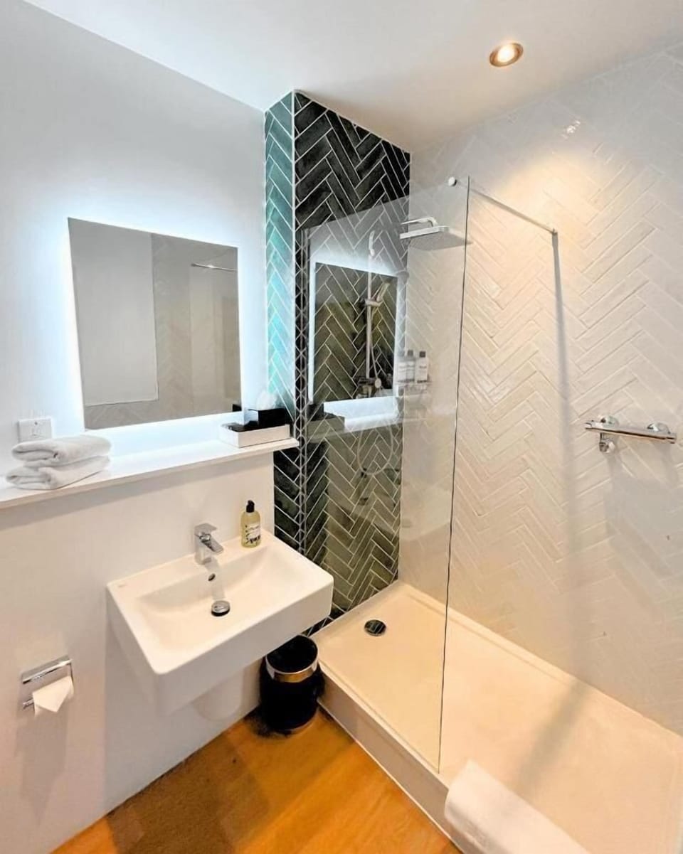 Shower, rainfall showerhead, free toiletries, hair dryer