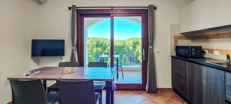 Apartment, Balcony, City View | Dining