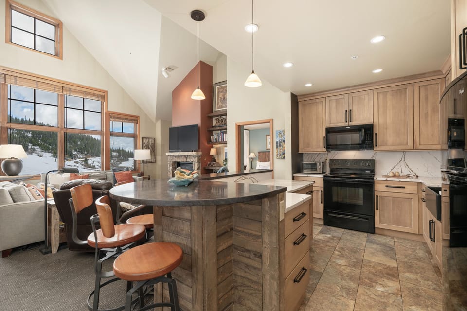 Condo, 3 Bedrooms | Private kitchen | Coffee/tea maker, fridge, oven, toaster