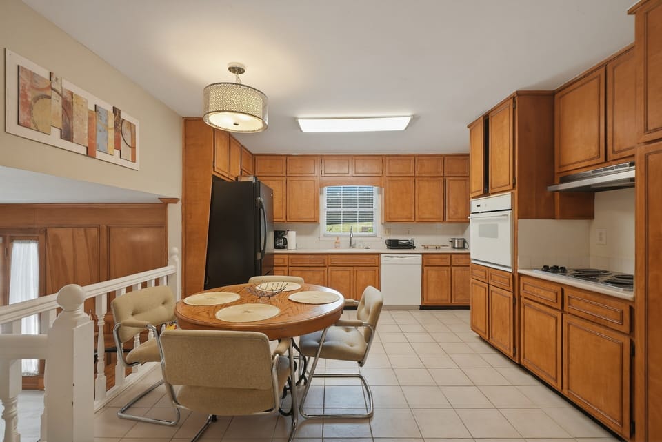 House, 4 Bedrooms | Private kitchen | Fridge, oven, coffee/tea maker, toaster