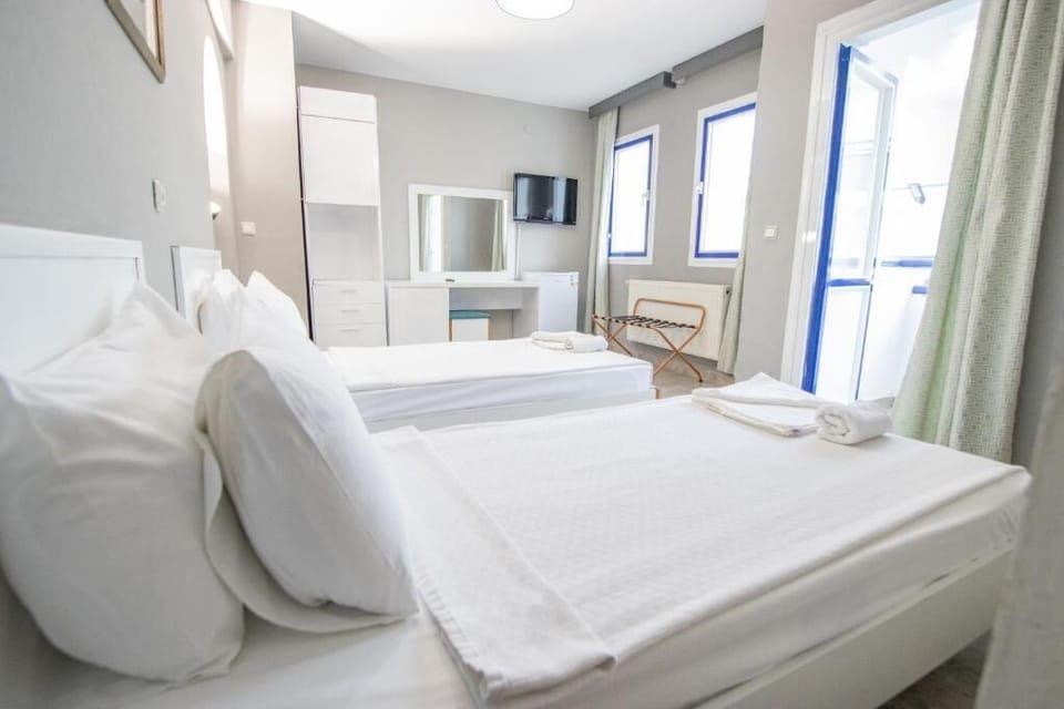 Superior Room, Balcony, City View | Minibar, desk, soundproofing, bed sheets