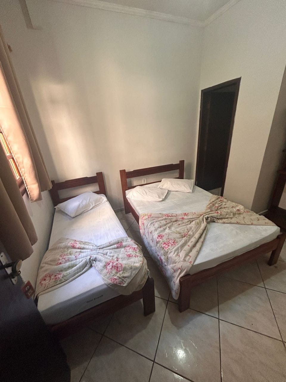 Desk, laptop workspace, WiFi (free), bed sheets