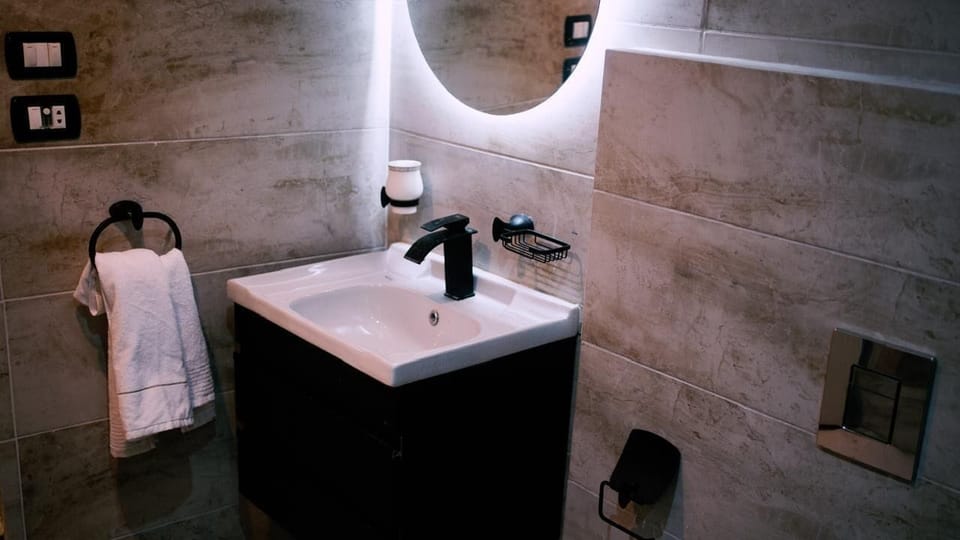Deluxe Double or Twin Room, City View | Bathroom | Combined shower/tub, free toiletries, hair dryer, towels