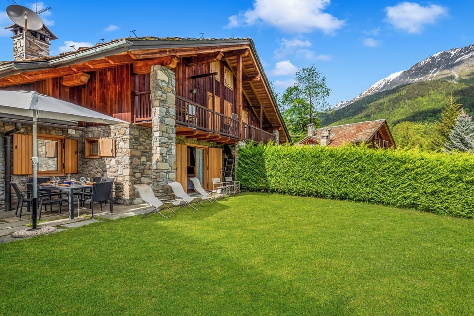 Family Apartment, 3 Bedrooms, 2 Bathrooms (Courmayeur Apartment X6 Parking) | Outdoor dining
