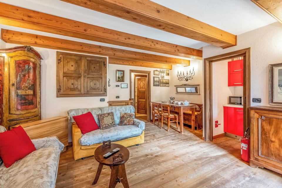 Family Apartment, 3 Bedrooms, 2 Bathrooms (Courmayeur Apartment X6 Parking) | Living area
