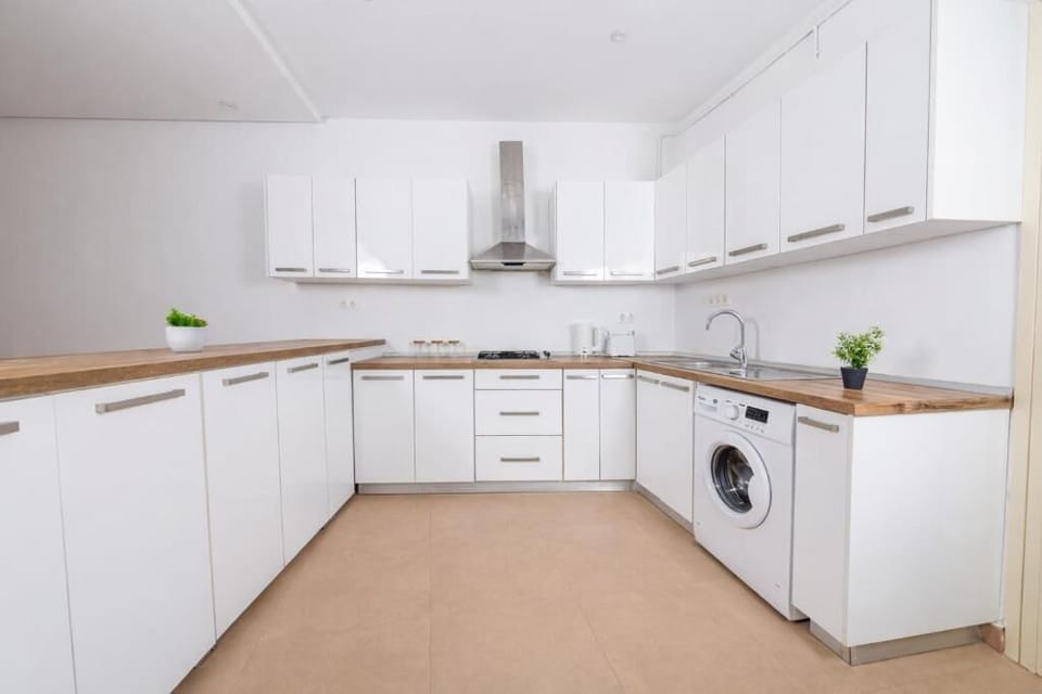 Apartment, Balcony | Private kitchen | Fridge, microwave, oven, stovetop