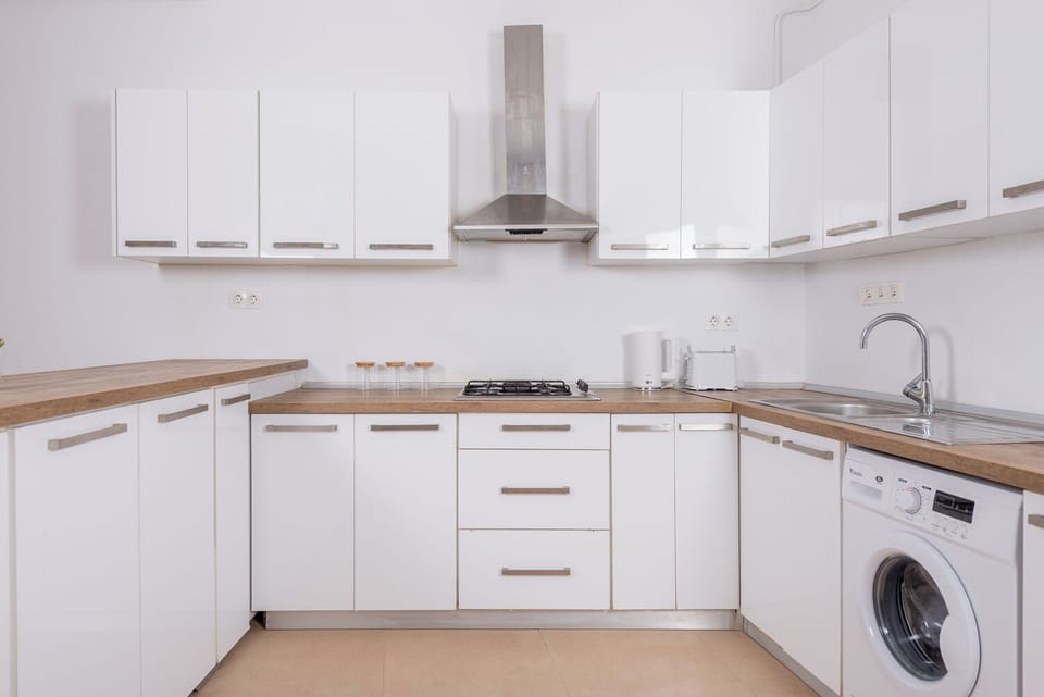 Apartment, Balcony | Private kitchen | Fridge, microwave, oven, stovetop
