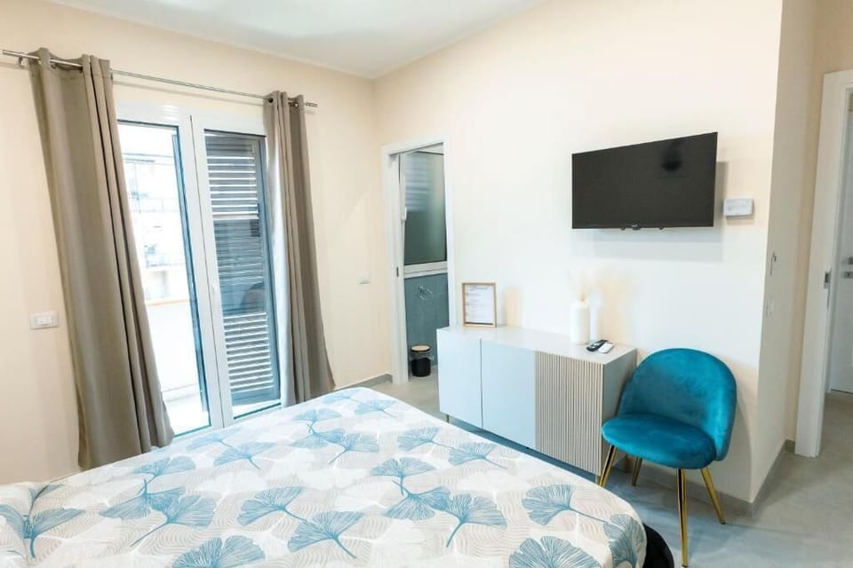 Desk, laptop workspace, WiFi (free)