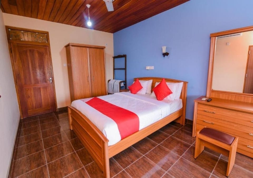 Standard Double Room | Desk