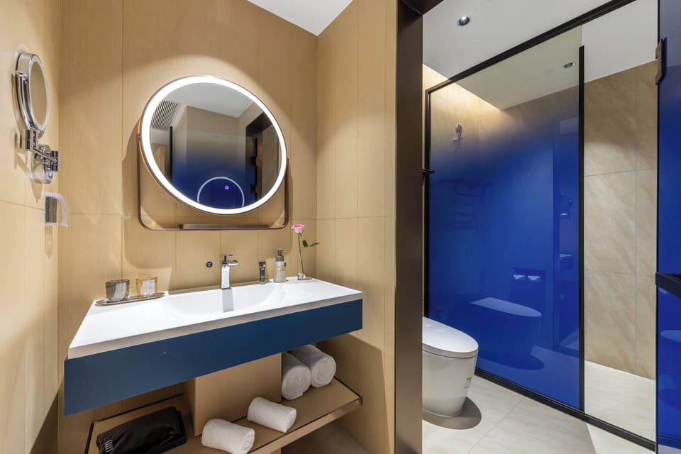 Comfort Suite | Bathroom | Shower, free toiletries, hair dryer, slippers