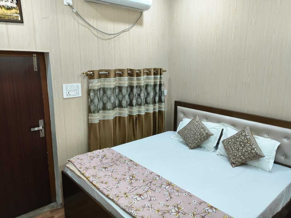 Deluxe Single Room, City View | Desk, laptop workspace, WiFi (free)