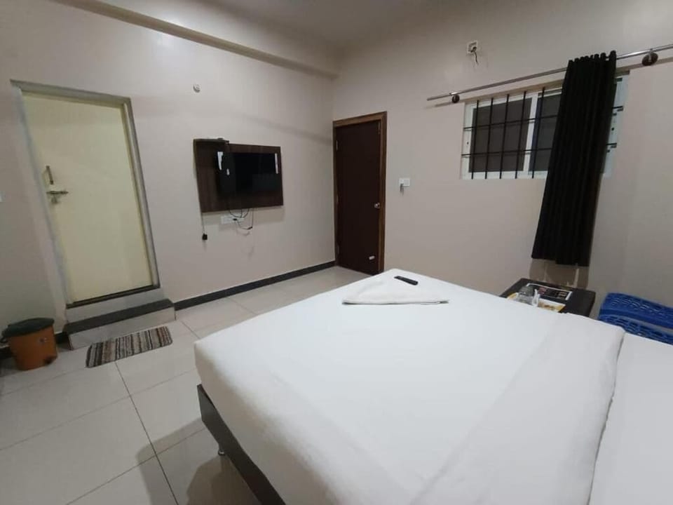 Standard Double Room | Desk, free WiFi, bed sheets