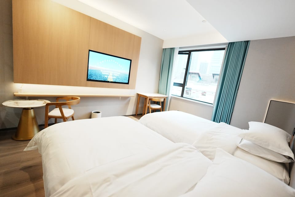 Business Twin Room, Non Smoking | Laptop workspace, WiFi (free), bed sheets