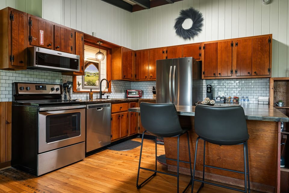Main Level - Fully Equipped Kitchen w/ Stainless Steel Appliances & Breakfast Bar Seating