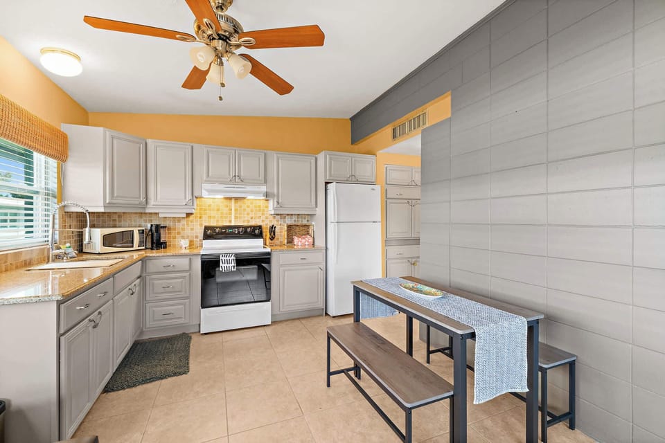  Kitchen and dining — easy meals before a beach day
