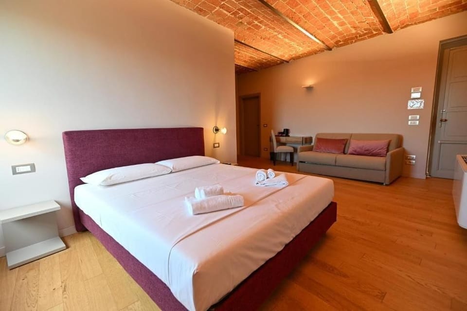 Minibar, in-room safe, WiFi (free)