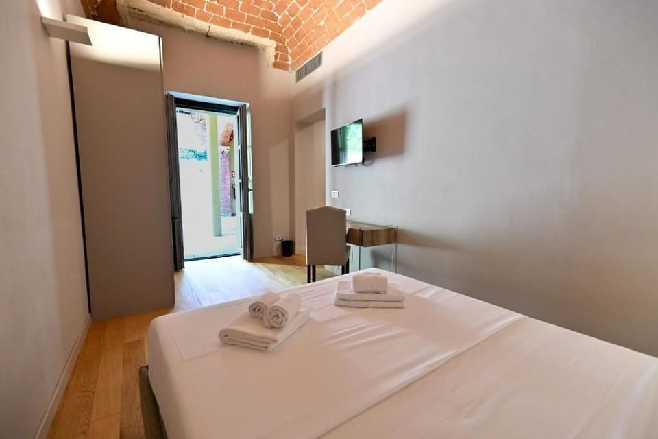 Minibar, in-room safe, WiFi (free)