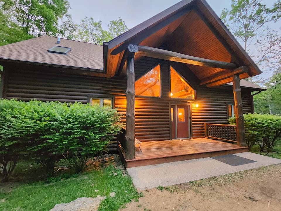  Pull up after dark and the lodge is already glowing — illuminated entrance, warm facade, and the feeling that the weekend officially just started.