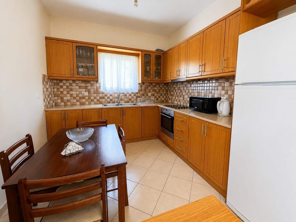 Modern Kitchen with Dining Space