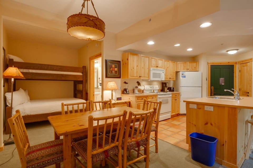 Indoors, Floor, Flooring, Hardwood, Appliance