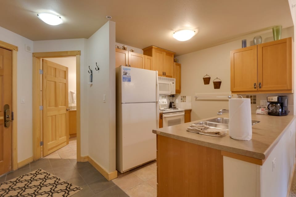 Floor, Flooring, Indoors, Appliance, Refrigerator