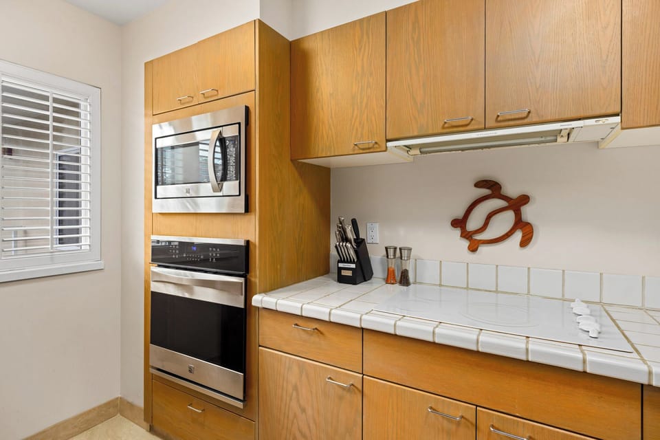 Well equipped kitchen with all required appliances and cookware.