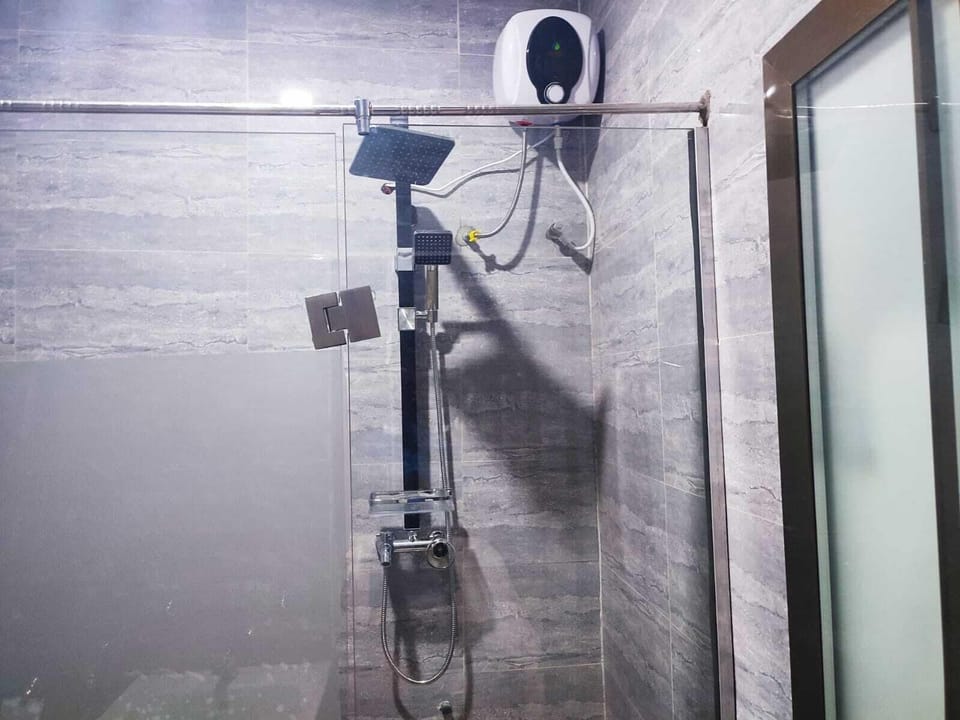 Luxury Double Room | Bathroom | Towels, soap, shampoo, toilet paper