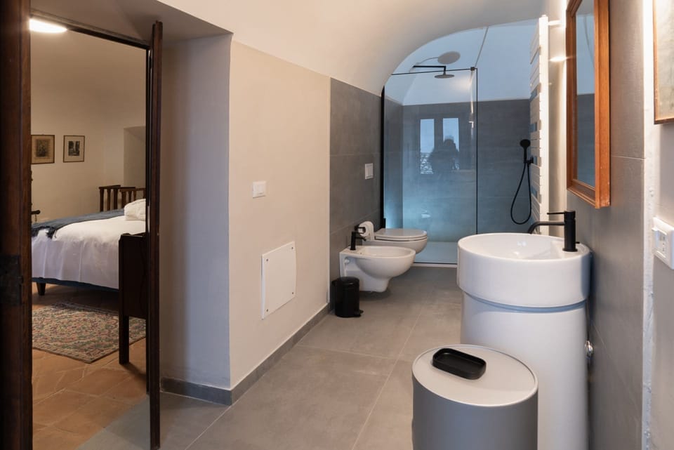 Superior Suite | Bathroom | Free toiletries, hair dryer, bidet