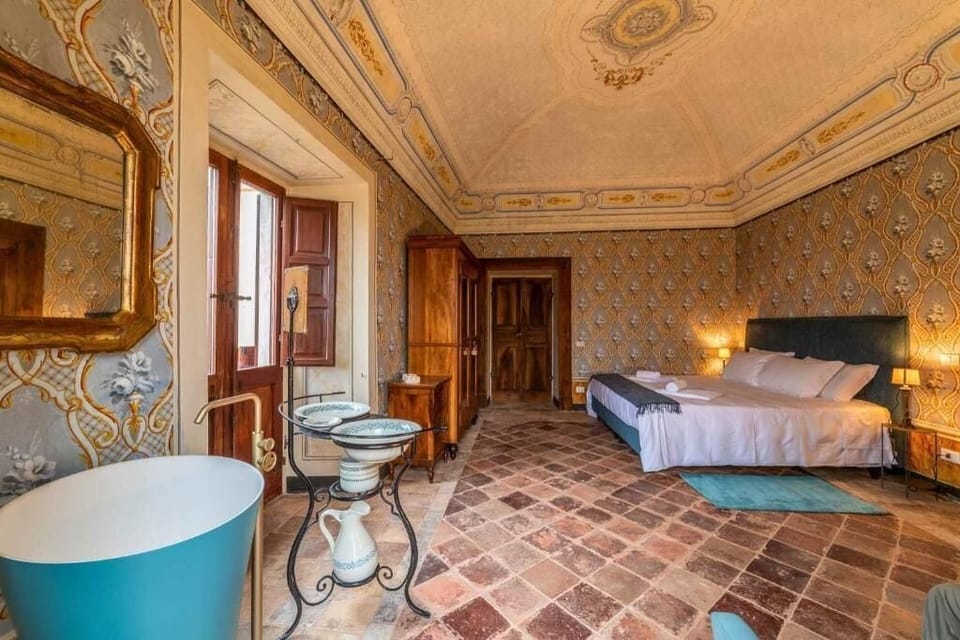 Suite, 2 Bedrooms, Garden View | In-room safe, WiFi (free), bed sheets