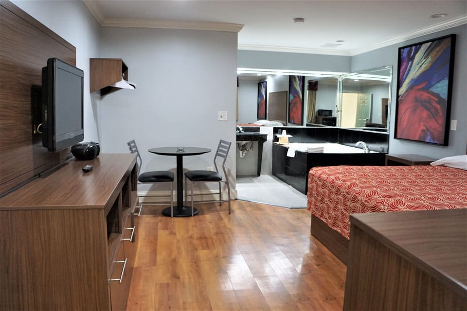 Standard Room, 1 King Bed, Jetted Tub | Room amenity