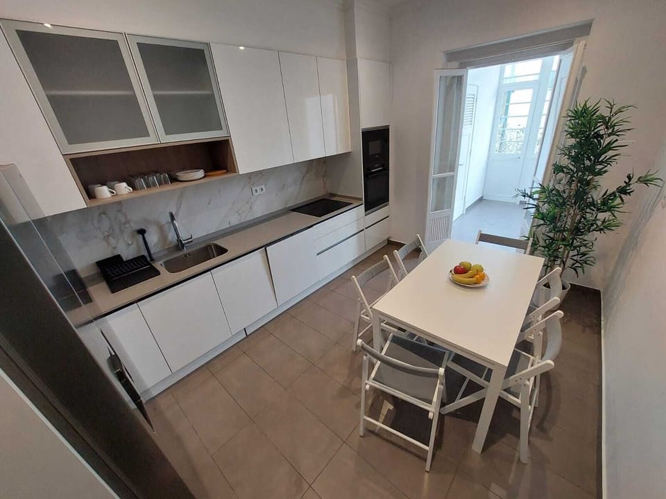 Deluxe Double Room | Private kitchen | Oven, stovetop, cookware/dishes/utensils, freezer