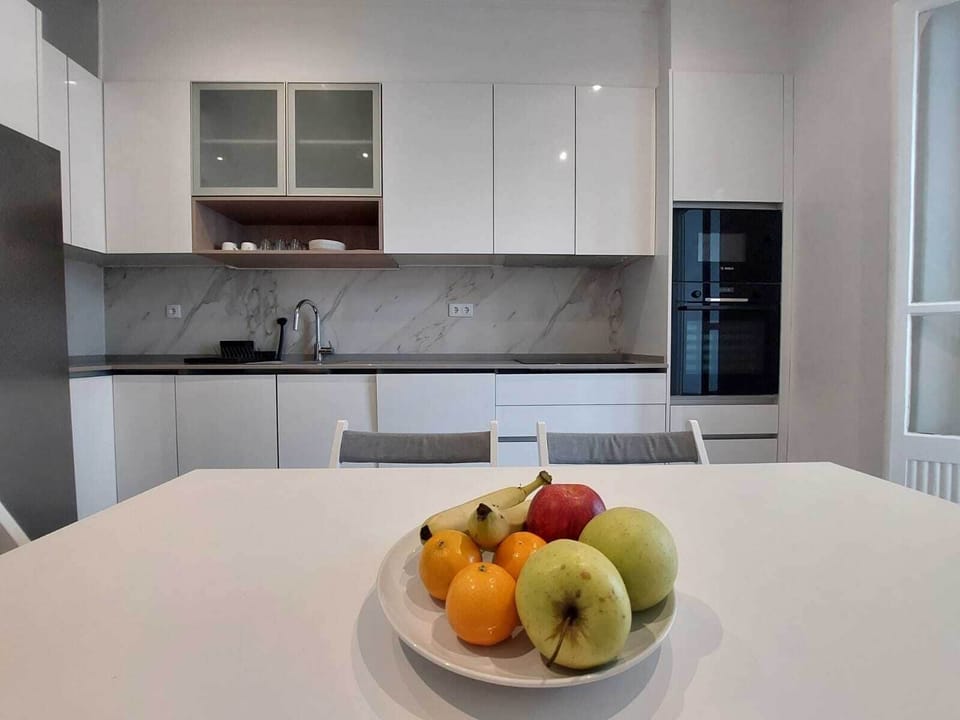 Deluxe Double Room | Private kitchen | Oven, stovetop, cookware/dishes/utensils, freezer