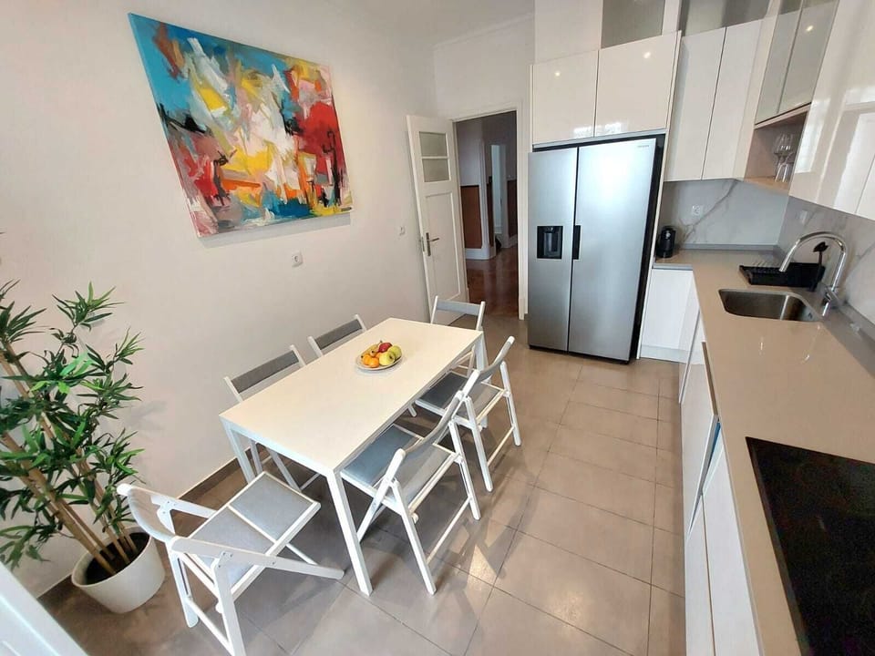 Studio | Shared kitchen | Oven, stovetop, cookware/dishes/utensils, freezer