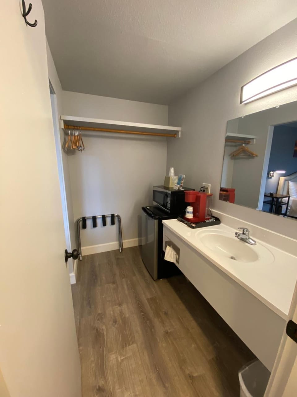 Shower, free toiletries, towels