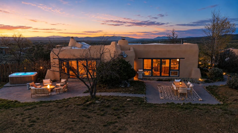 Private desert oasis with firepit, hot tub, dining & daybed