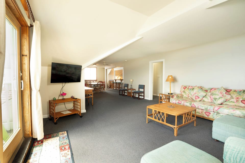 Basic Single Room, 1 King Bed, Harbor View | Free WiFi, bed sheets
