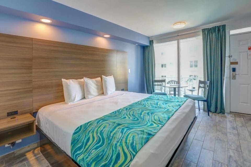 Deluxe Room, 1 King Bed (Smoke Free) | Desk, blackout drapes, iron/ironing board, free WiFi