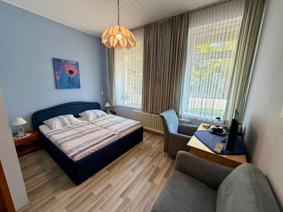Desk, laptop workspace, iron/ironing board, free WiFi