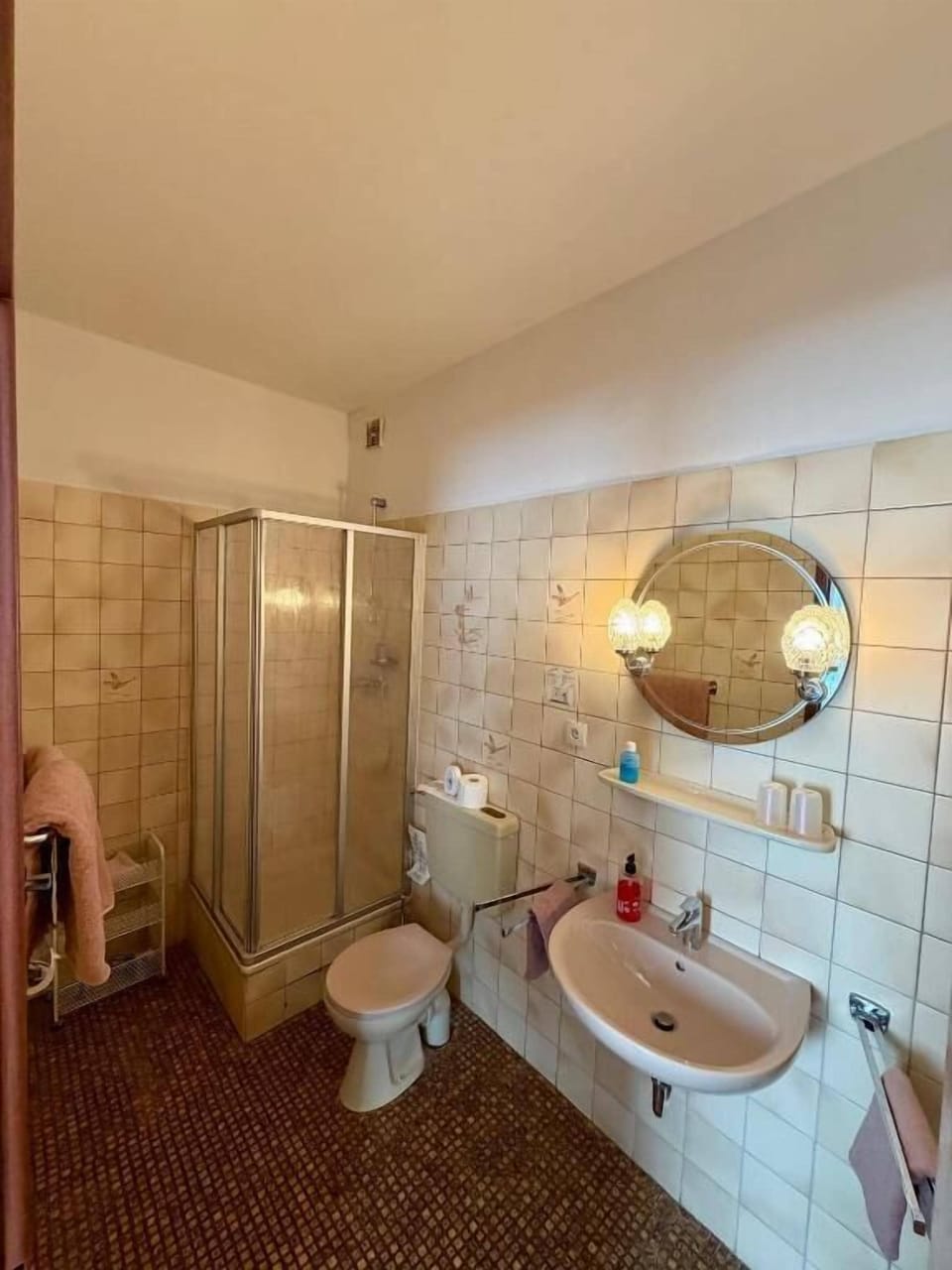 Bathtub, towels, soap, shampoo