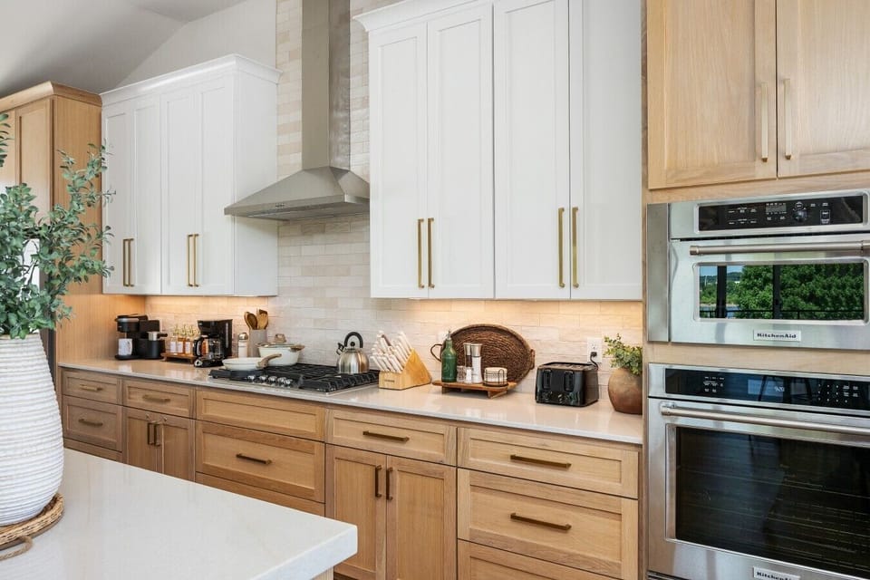 Full Kitchen | Gas Cooktop & Double Wall Oven | Coffee Station & Toaster Setup