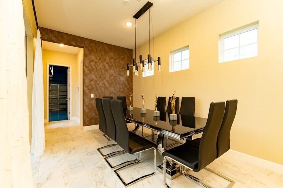 Dining area image 2