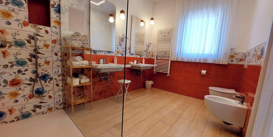 Quadrupla Superior, balcone, vista montagna | Bathroom | Free toiletries, hair dryer, bidet, towels
