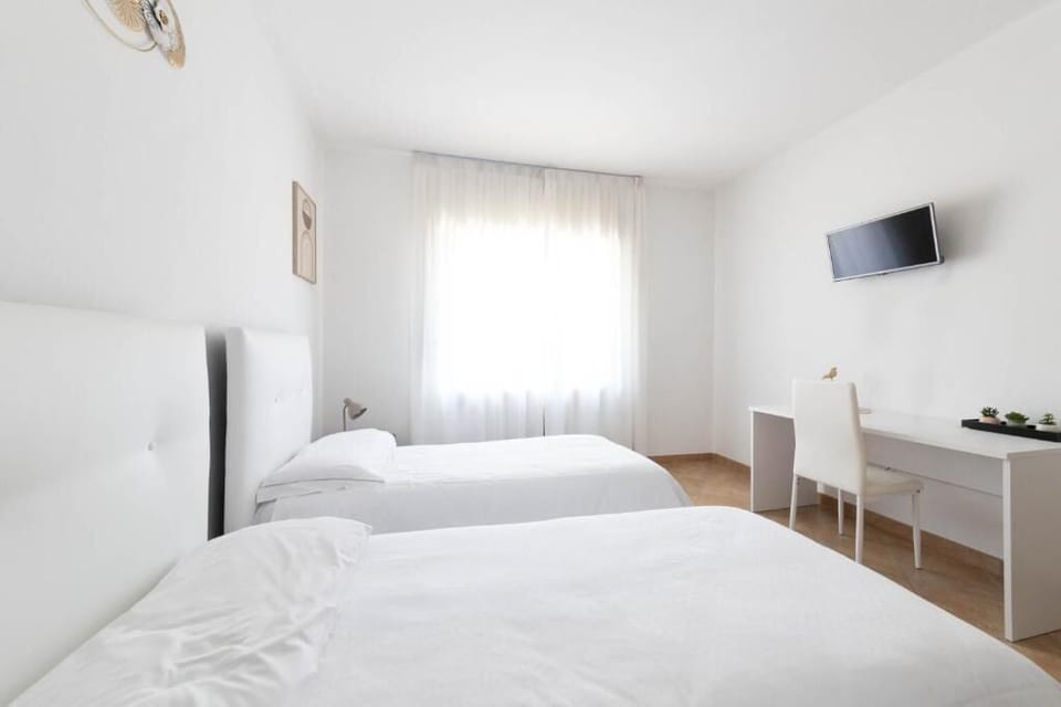 Basic Twin Room | Desk, WiFi (free)