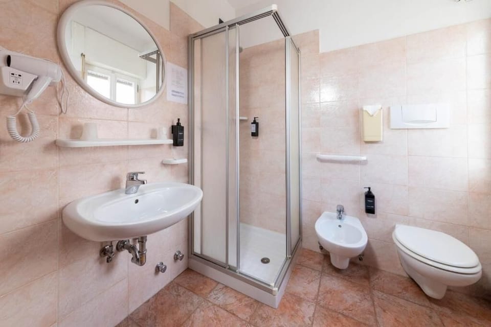 Basic Double or Twin Room, Non Smoking | Bathroom | Shower, hair dryer, towels, soap