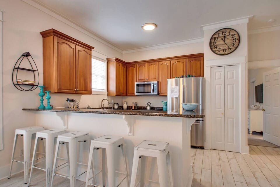 Breakfast Bar Sits 5 Comfortably