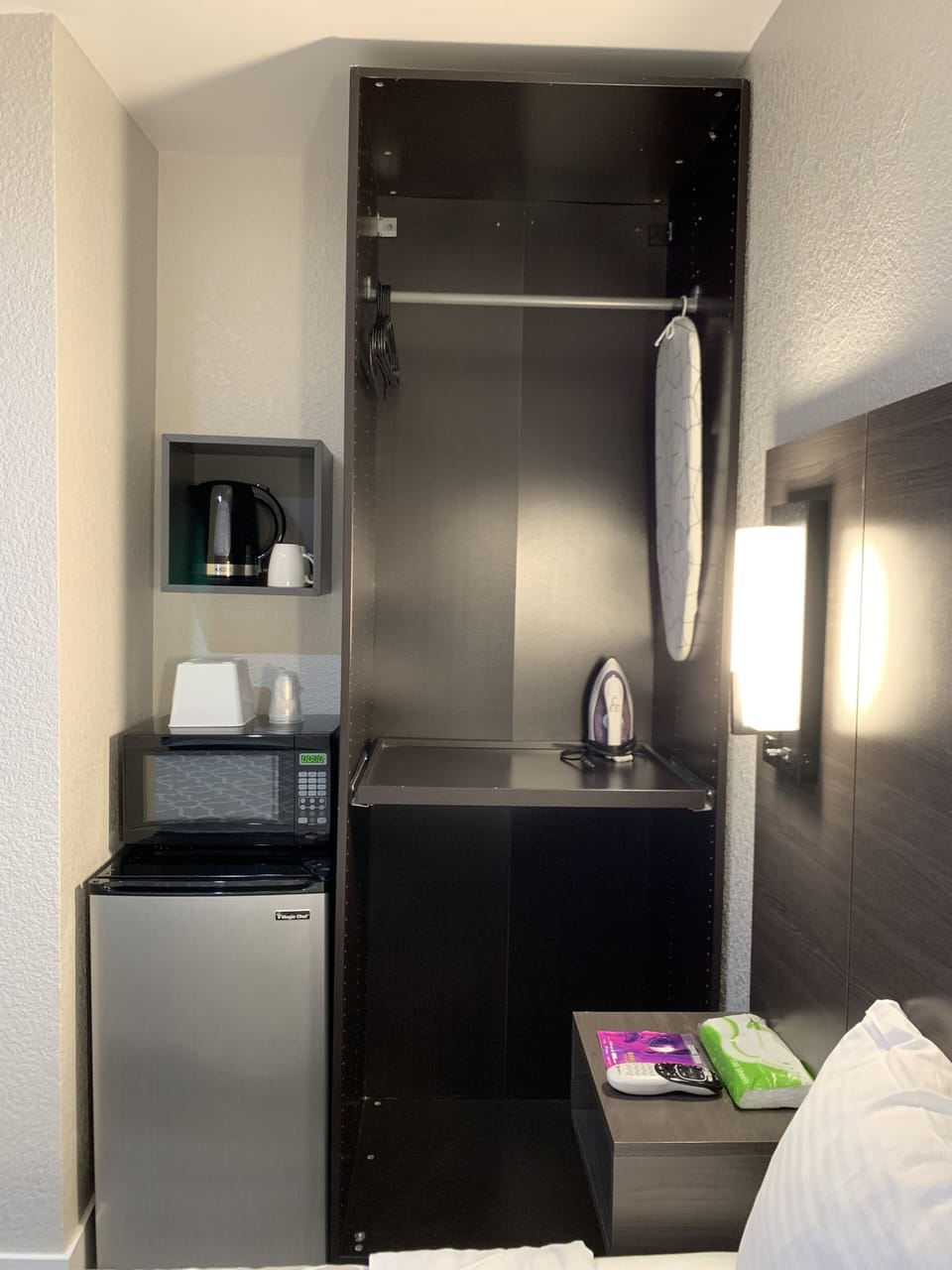 Queen Bed, Non Smoking with Fireplace | Blackout drapes, iron/ironing board, free WiFi, bed sheets